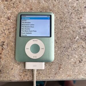 Apple iPod nano 3rd Generation 8GB Green A1236 MB253LL/A with Case